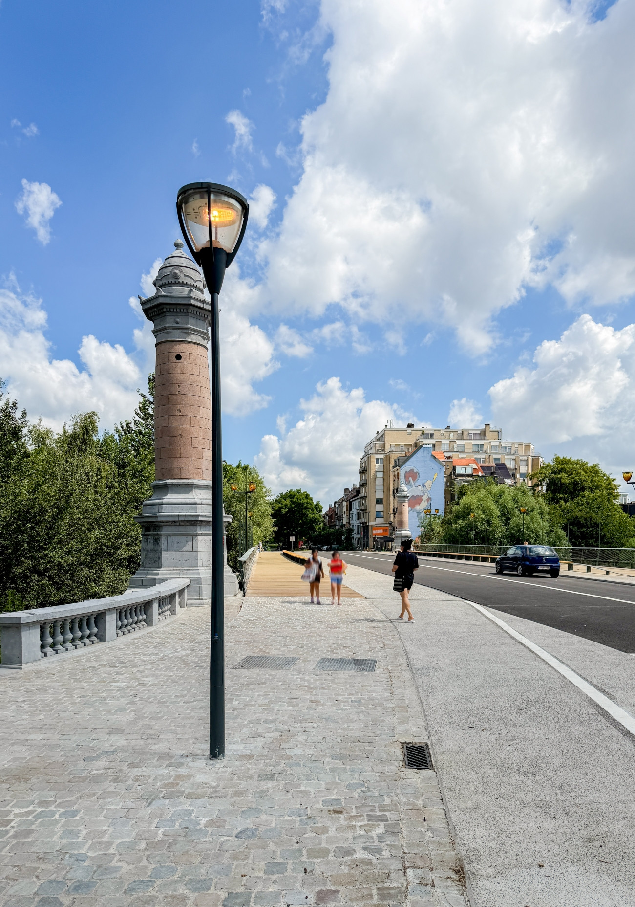 Piétons sur le Pont du Jubilé restauré