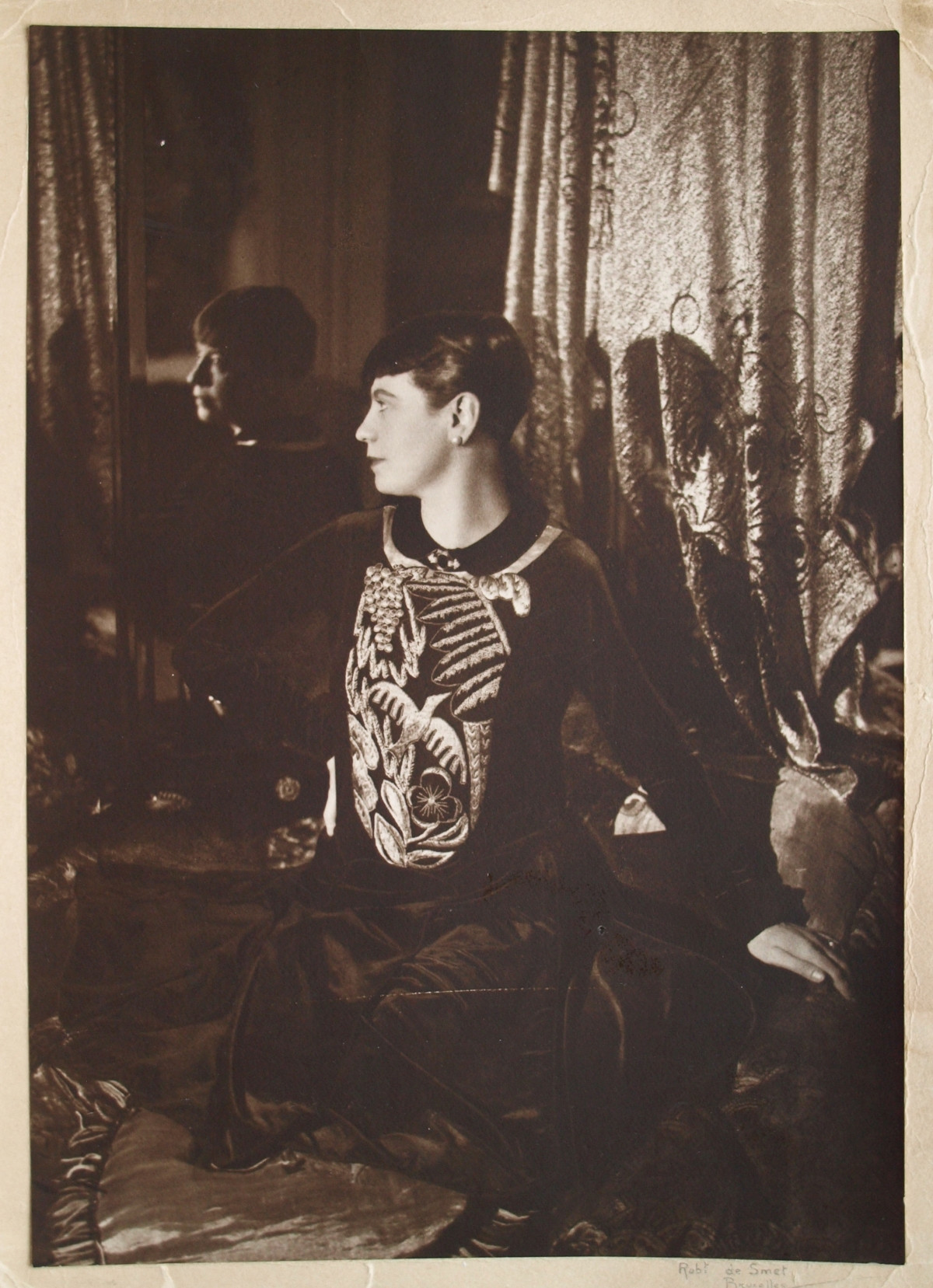 Norine in evening gown with embroidery after the work of Raoul Dufy