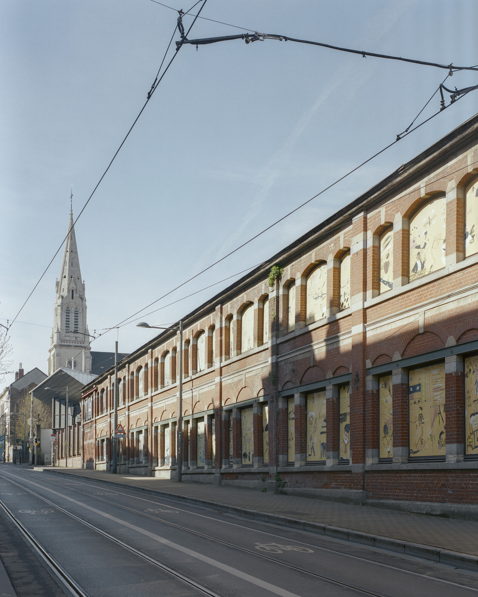 Fresques sur les fenêtres de la façade aveugle du dépôt de la STIB à Schaerbeek