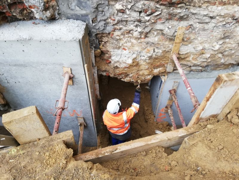 Archeologische opgravingen in de tuin van het voormalige hof van Hoogstraten