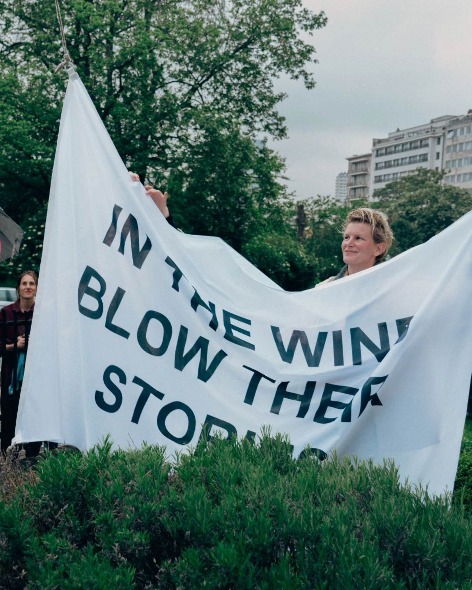 Installation « IN THE WIND BLOW THEIR STORIES ». Photo © Maxime Baldewyns