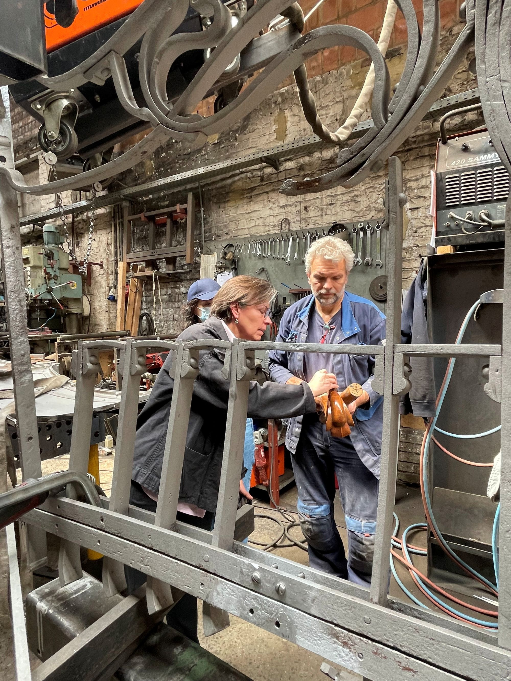 Barbara Van der Wee dans l’atelier de restauration de la façade de l’hôtel Solvay en 2022