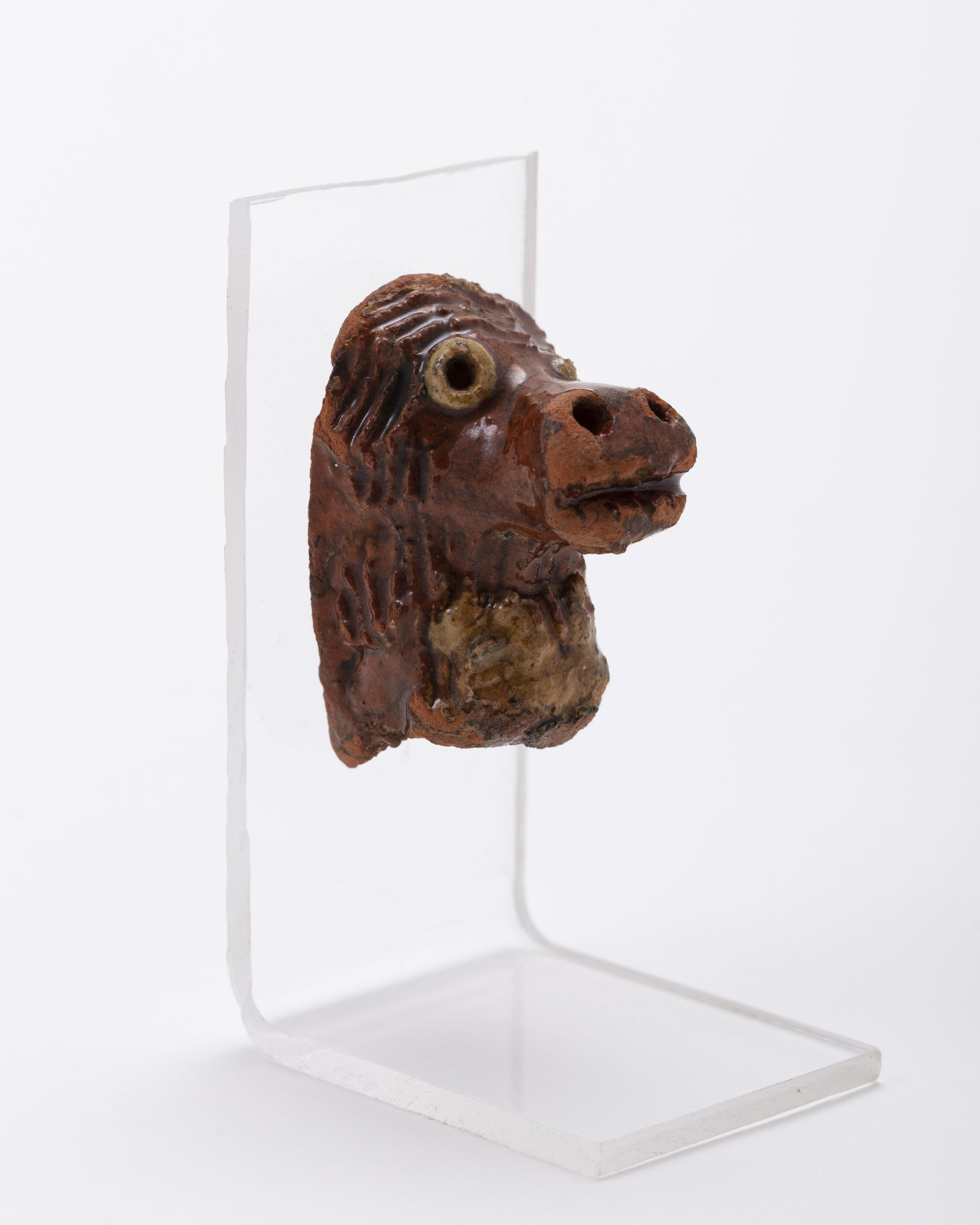 Red ceramic wall lamp depicting a horse's head (1250-1350), B. Felgenhauer © urban.brussels, 2022