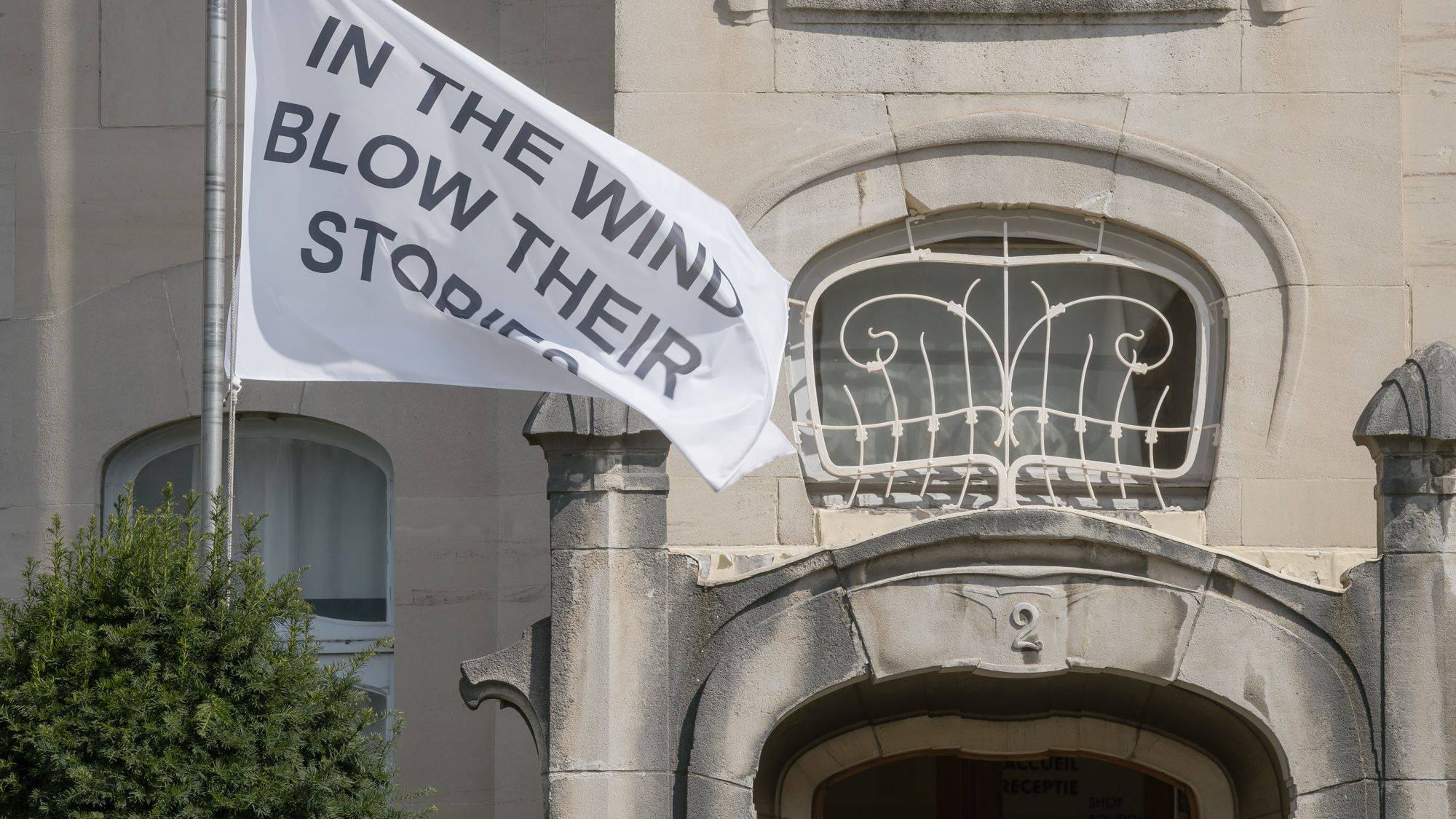 Installatie “In the wind blow their stories” door kunstenares Laure Prouvost, voor Huis van Eetvelde, 2024 | Stijn Bollaert © urban.brussels