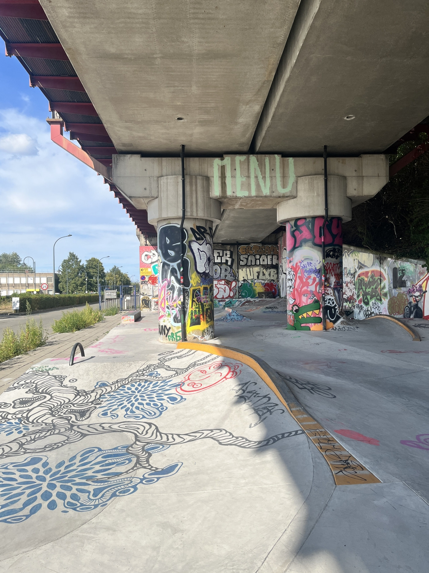 Skatepark sous le pont ferroviaire de la rue du Charroi
