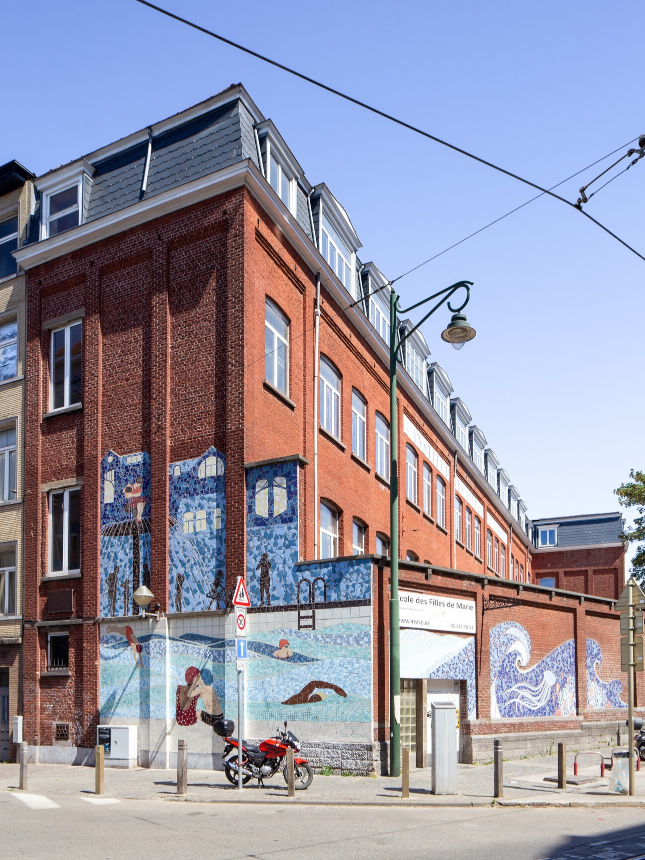 Fresque sur le mur de l'Institut des Filles de Marie à Saint-Gilles