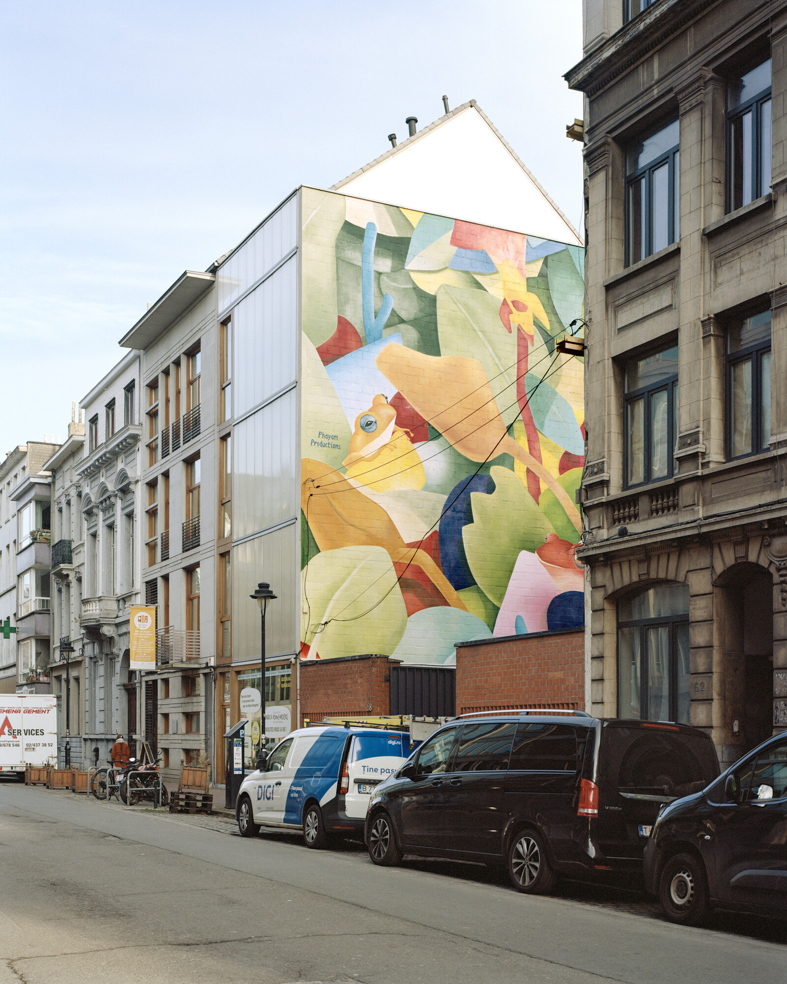 Fresque organique et colorée dans le quartier Midi à Saint-Gilles