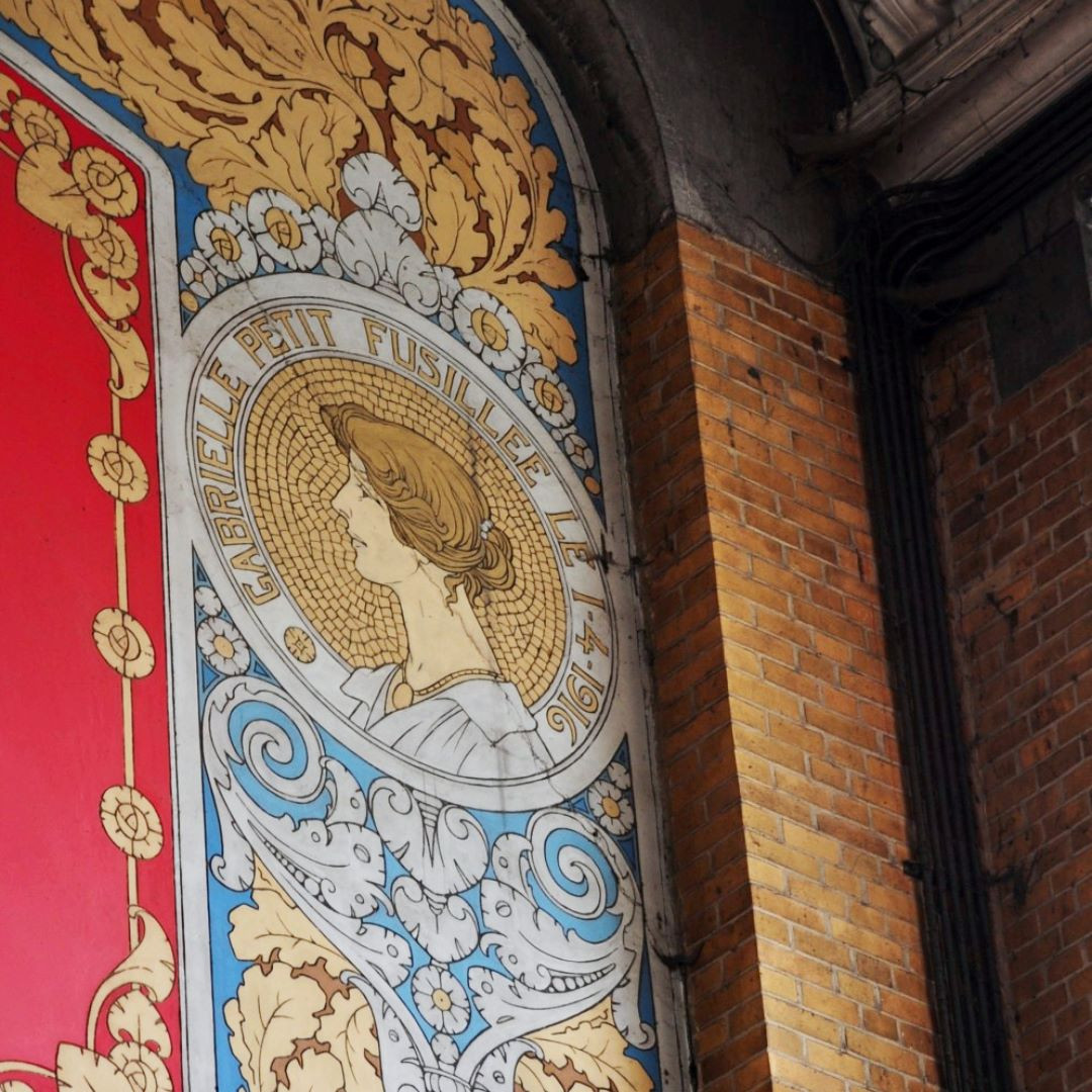 Ecole 11 et 13, médaillon Privat Livemont © urban.brussels