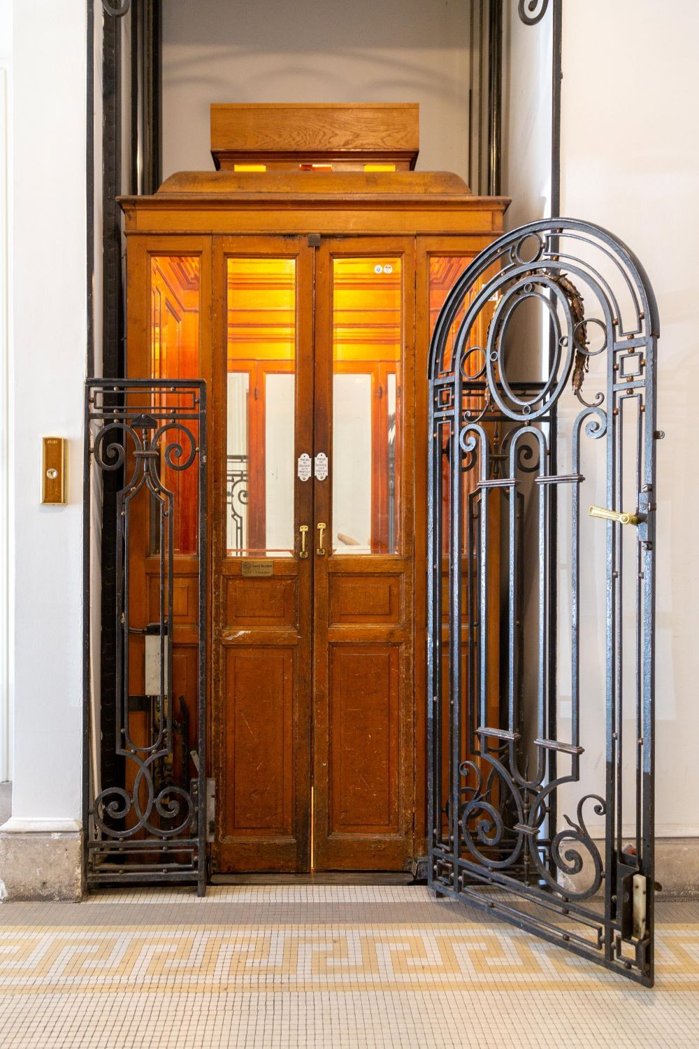 Georges Brugmannplein. Lift op de begane grond en cabine met dubbele deur © Homegrade, 2022