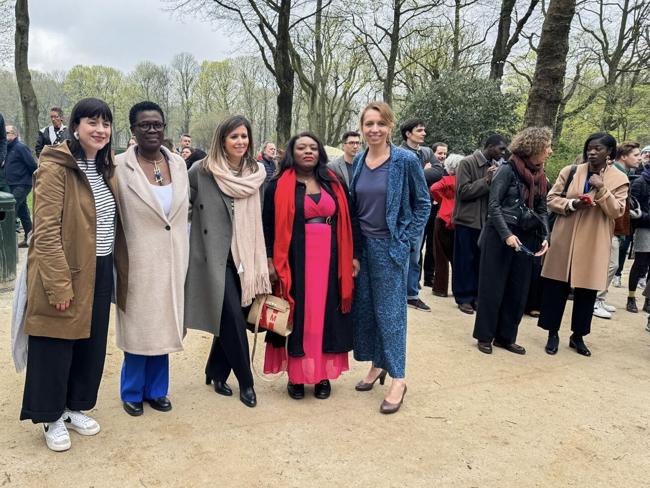 Gewestelijke en gemeentelijke overheden en vertegenwoordigers van het maatschappelijk middenveld bij de inhuldiging van ‘The Grand Opening’ (21/03/2024) © kabinet Persoons
