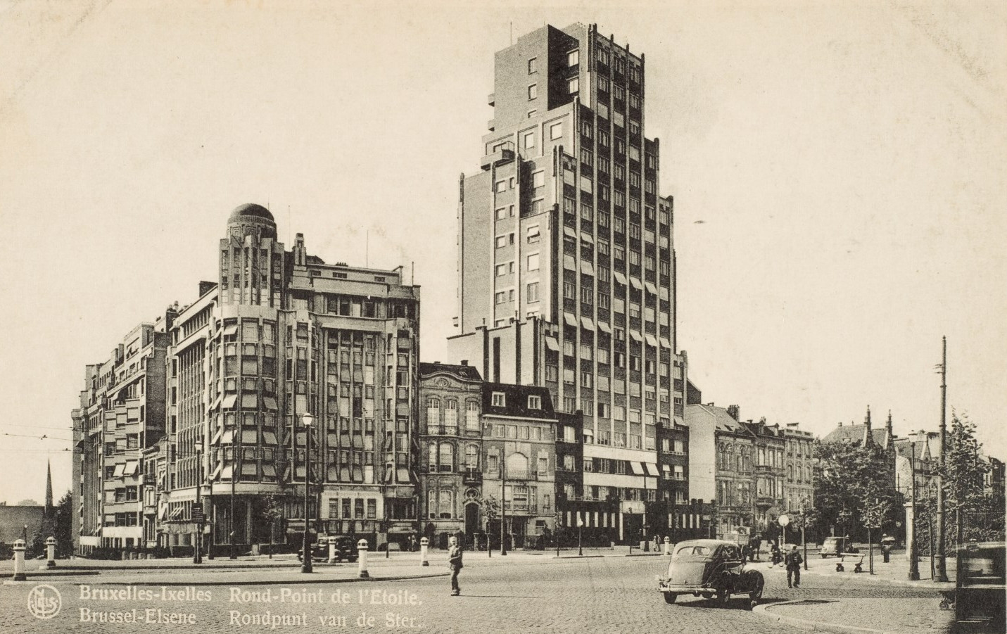 Uitzicht vanop het Sterreplein, met links het Palais de la Folle Chanson en rechts de Résidence de La Cambre.