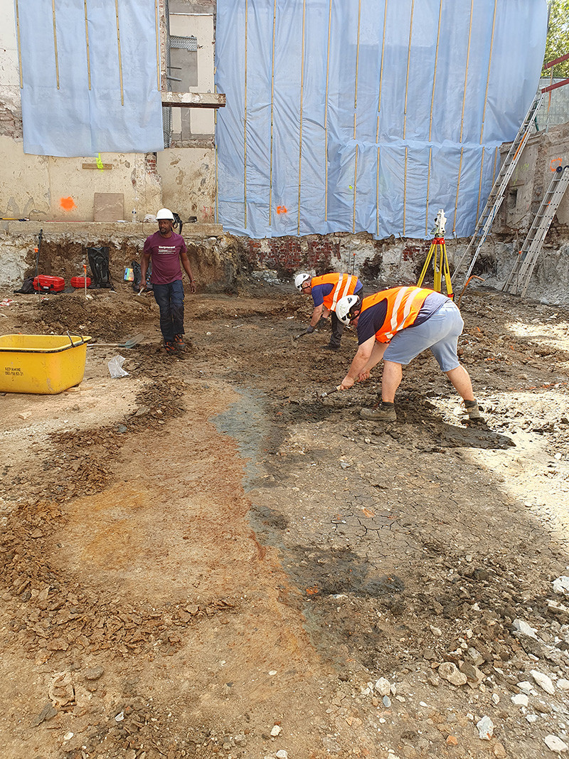 Limite du fossé en cours de dégagement