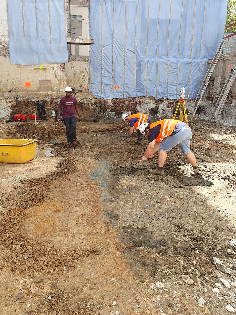 Limite du fossé en cours de dégagement